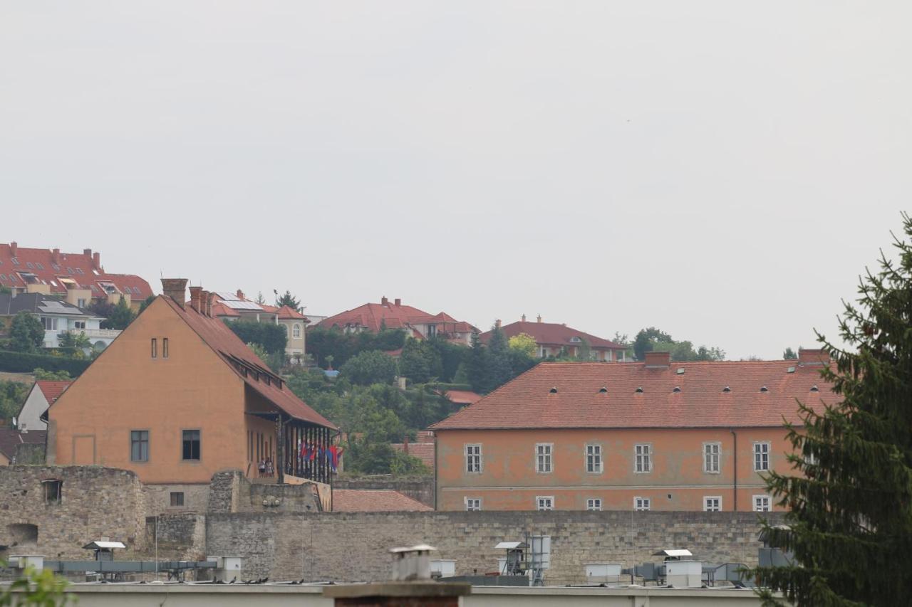 Egri Csillagocska Apartman Buitenkant foto