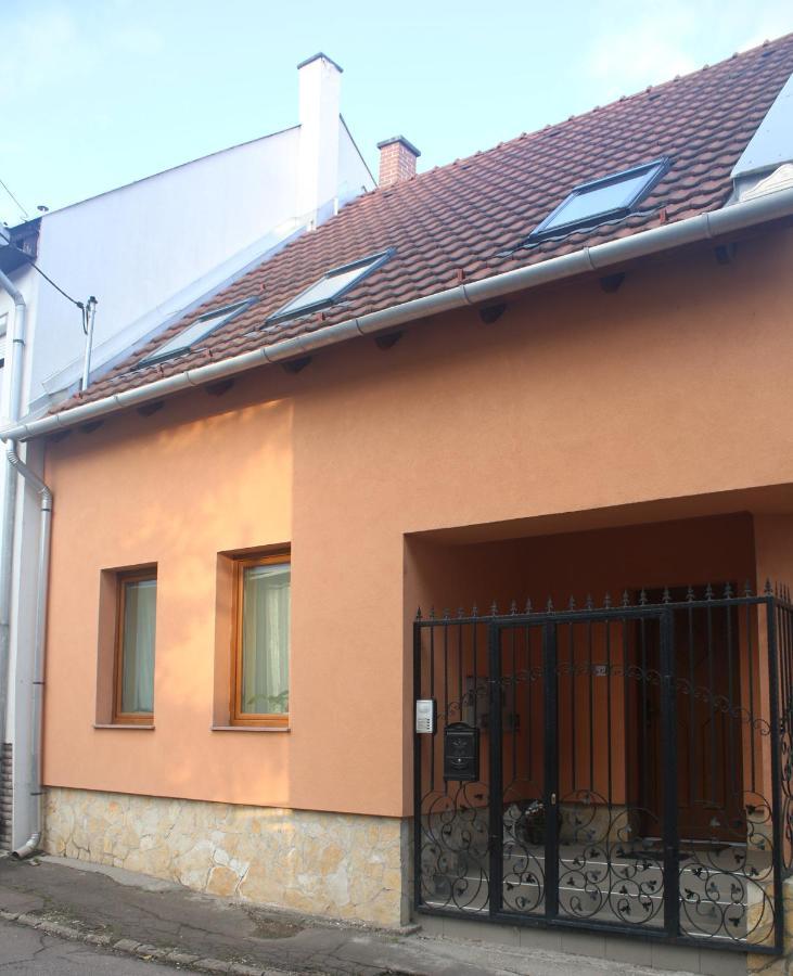 Egri Csillagocska Apartman Buitenkant foto